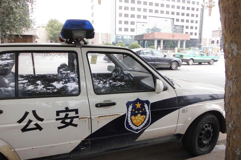 110警务车辆违规停放 交警开罚单严厉执法不留情