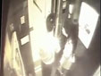 监控实拍男子尾随女孩进电梯 强吻猥亵