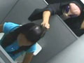 美女如厕遭“外星人”偷袭慌忙提裤逃跑