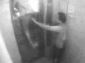 监控实拍电梯出故障夹人惊悚一幕
