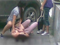 男子出轨被妻儿发现 当场携小三暴打原配 