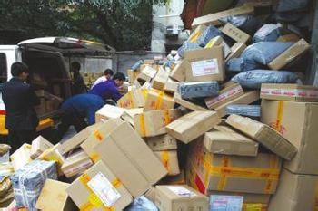 暗访快递公司:圆通收件不拆包 中通高价寄送违