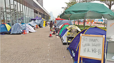 香港激进势力搭上百帐篷 随时准备围攻港府立法会(图)
