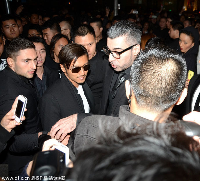 谢霆锋酒吧开张 兴致勃勃看外籍美女热舞[高清