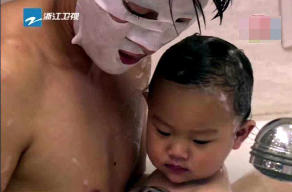 吴尊给女儿洗冷水澡 贾乃亮带娃不忘敷面膜 贾乃亮敷着面膜带孩子洗澡