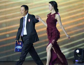 女神林志玲登台秀美腿