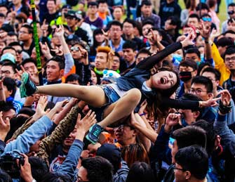 音乐节上女歌迷遭众男托起