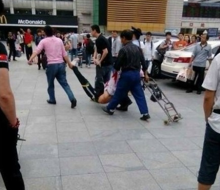 广州火车站4名戴白帽男子持刀砍人 6人受伤(图)