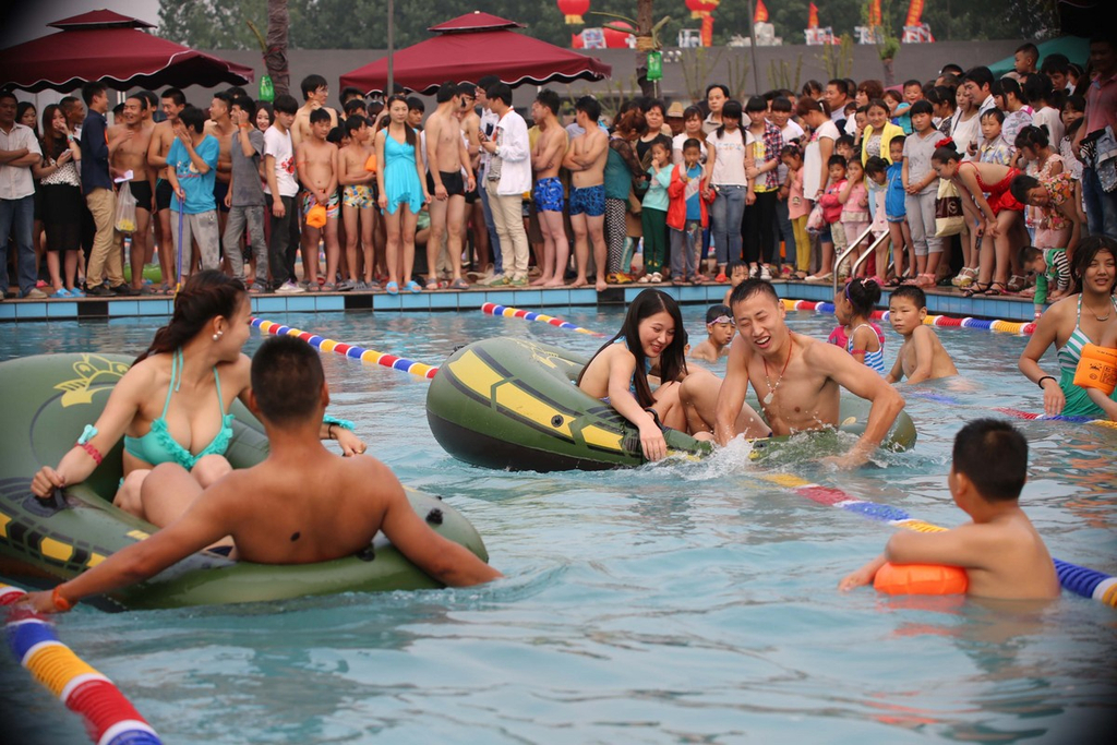 河南上演<em>比基尼美女派对</em>-中国学网-中国IT综合