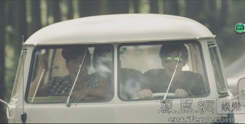 张根硕《Take Me》英文版MV回归清新阳光男孩