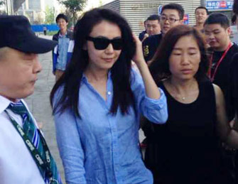 高圆圆着蓝衬衫亮相遭跟拍[高清大图]  