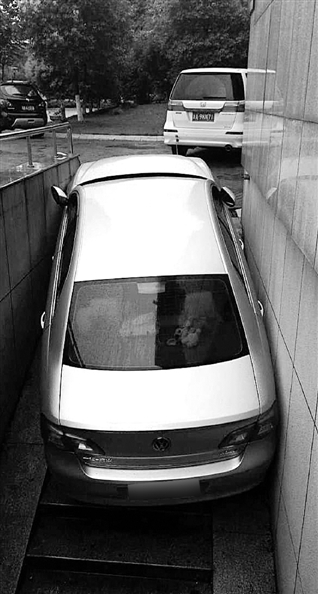 杭州：10年驾龄女司机倒车卡进车库坡道(图)