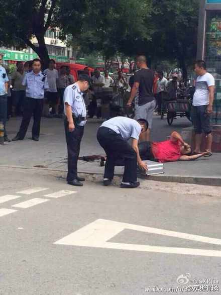 北京：男子当街持刀扎向一对夫妇 一死一伤(图)