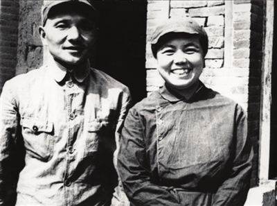 39年邓小平延安结婚:中央首长为何唯周恩来夫