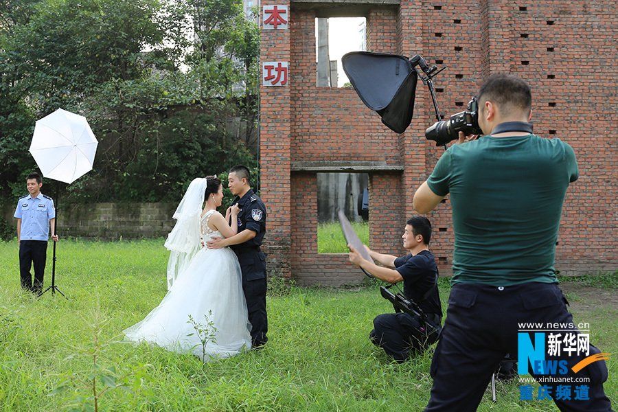 重庆特警婚纱照走红 特警侯卫林的婚纱照.