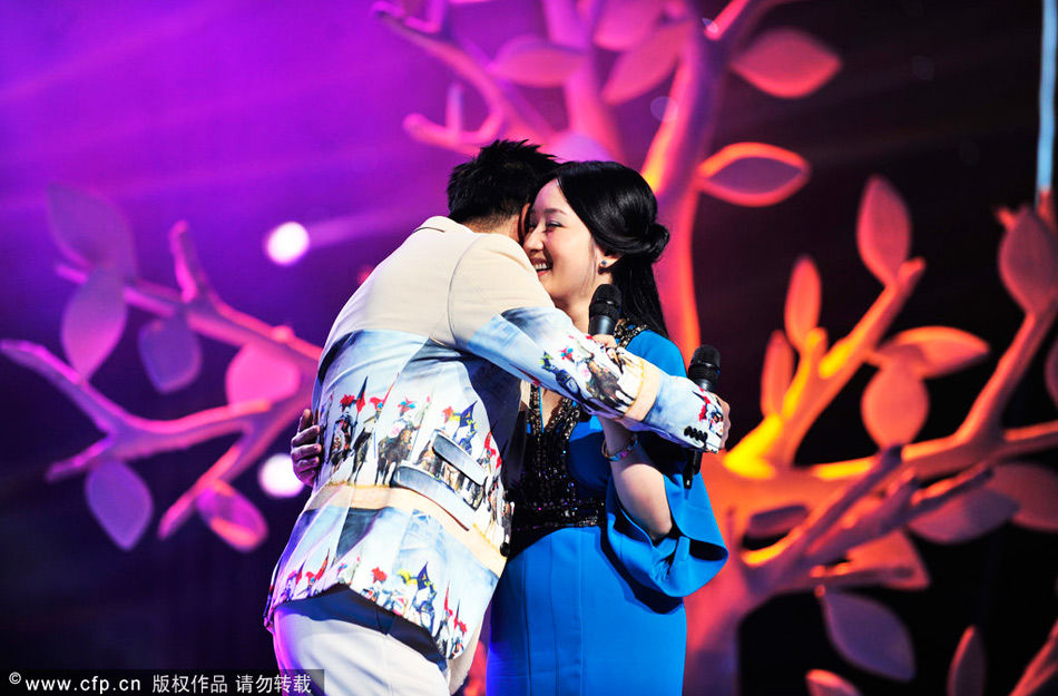 杨钰莹毛宁合体献唱 热情相拥[高清大图]