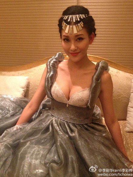 李彩桦低胸秀爆乳