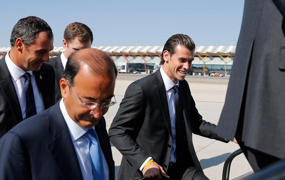 皇马出征欧超杯 众型男西装革履帅气亮相