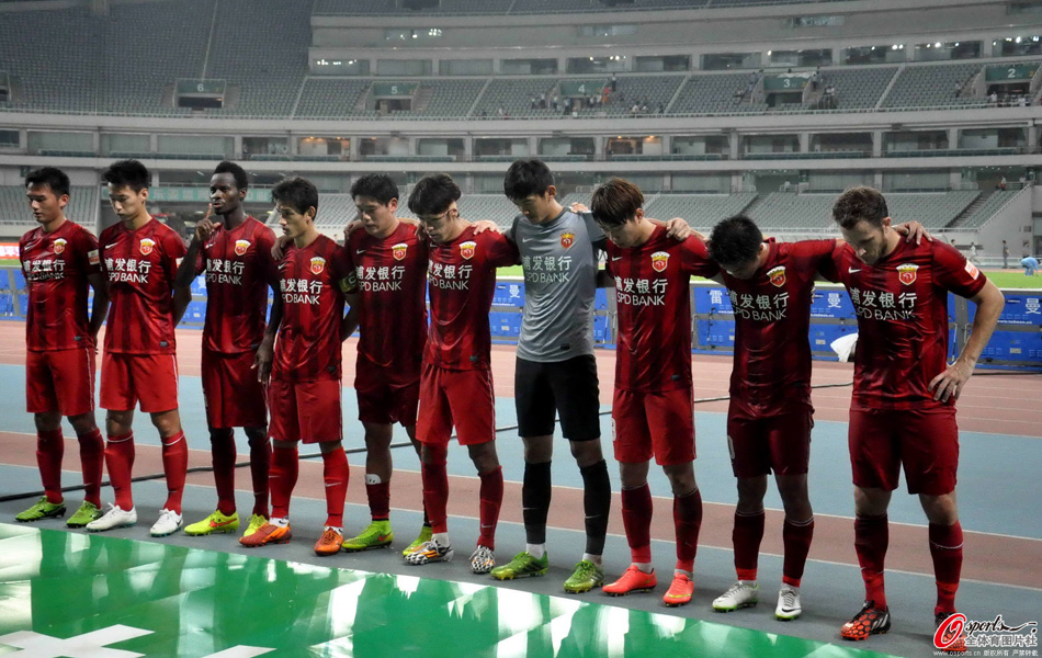 上港17岁女球迷遇害 球员赛后集体默哀