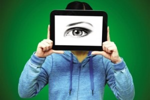 手机伤眼甚过电脑 人成年后近视度数也会增加
