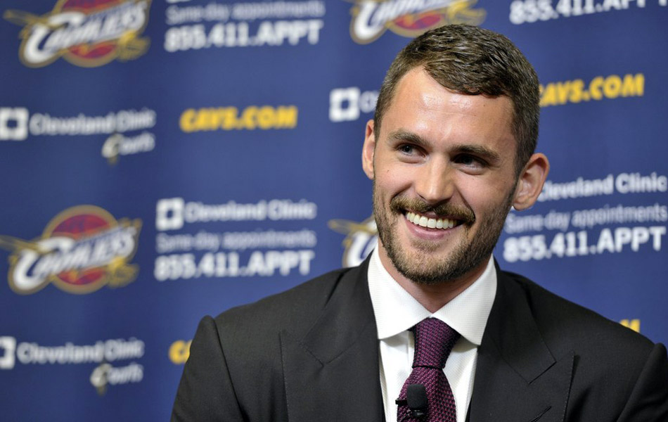 勒夫正式加盟骑士 展示0号新战袍