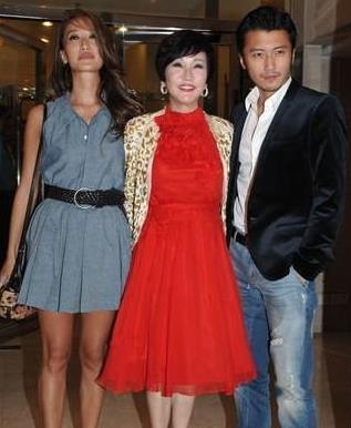 谢霆锋谢婷婷陪母亲(资料图)
