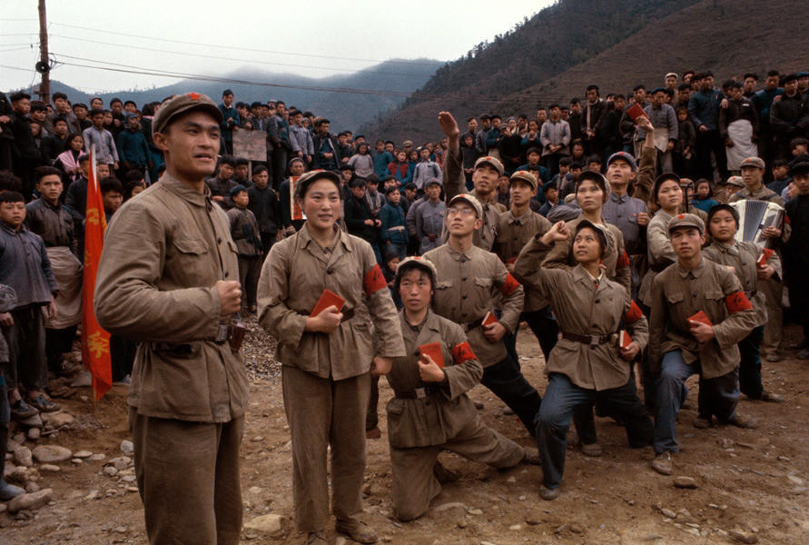 1966年,红卫兵《长征》路上在农村水利工地宣传演出.摄影:翁乃强
