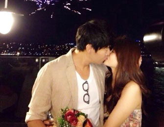 伊能静接受小男友求婚 浪漫接吻