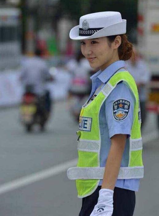 陕西美女交警微博爆红 网友感叹陕南自古出美女(图)