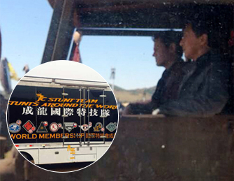 成龙近况：开拖拉机忙拍戏