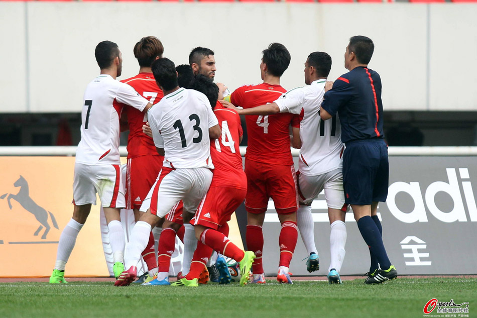 国奥男足与伊朗爆发冲突 球员跪地抱大腿劝阻