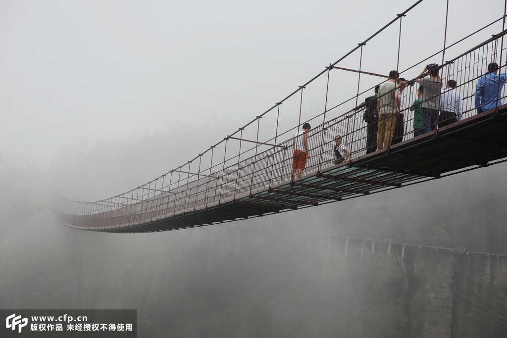 湖南一景区现玻璃吊桥垂直高度达180米