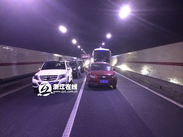 浙江甬台温高速：一隧道内小车起火 上百人弃车避险 图 交警 隧道 凤凰资讯