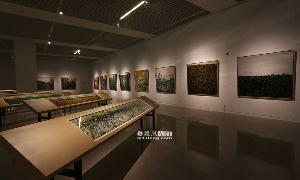 展览的组成部分层览，由21幅油画长卷组成