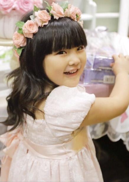 正文  12日,王诗龄迎来5岁生日,李湘晚间也晒出女儿在韩国庆生会照片