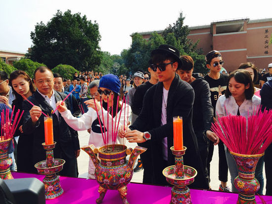 《偏偏喜欢你》开机 贾乃亮陈乔恩加盟火花四