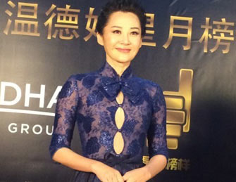 45岁许晴中门大开性感走红毯