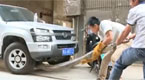 实拍3米巨蟒现身车底被两男子拔出