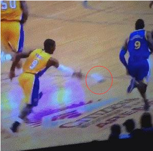 奇葩!湖人球员鞋子被踩掉 情急之下扔鞋抢断(图