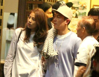 陈冠希街头十指扣环紧牵女友