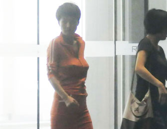 马伊琍穿紧身裙出街