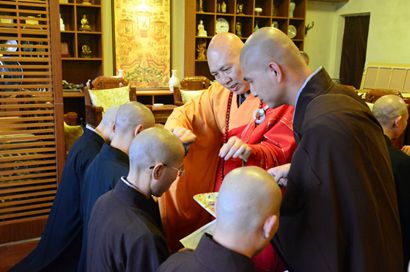 东林寺举行2014年秋季出家剃度仪式