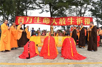 主法法师为百万生命放生祈福(图片来源:凤凰网华人佛教_摄影:常安)