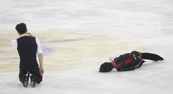 中国杯热身两人相撞日名将下巴被冰刀划伤血洒赛场|花样滑冰|闫涵_凤凰体育