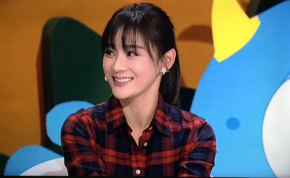 袁姗姗否认与赵丽颖互黑 评价于正:他挺奇葩的