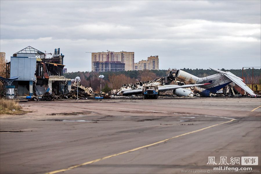 俄空难片大手笔:图-154客机飞进拍摄现场被烧