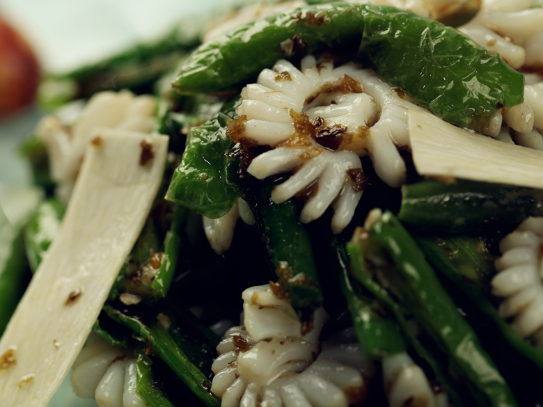 倒笃菜是在浙江建德市传承了数百年的传统农家菜，通过手工腌制而成。