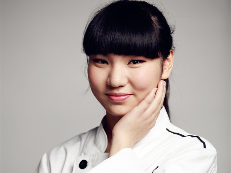 19岁的沈亚芳刚入行，还在实习阶段。她一度觉得做热菜对于自己不太现实，但性格很适合比赛。