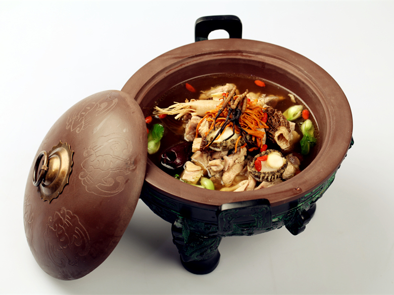 寿康鸡是汪氏家宴代表性菜肴，经过几代厨师的不断改良创新，博得如今寿康鸡之名。