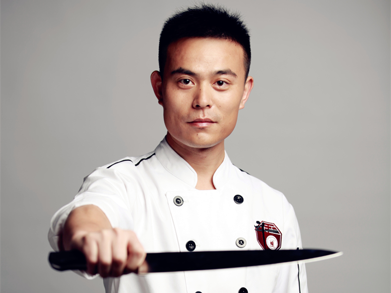 冯涛一直坚信做人与做菜是一样的，讲究严谨、仔细、认真，他对味道的追求从未停止过。